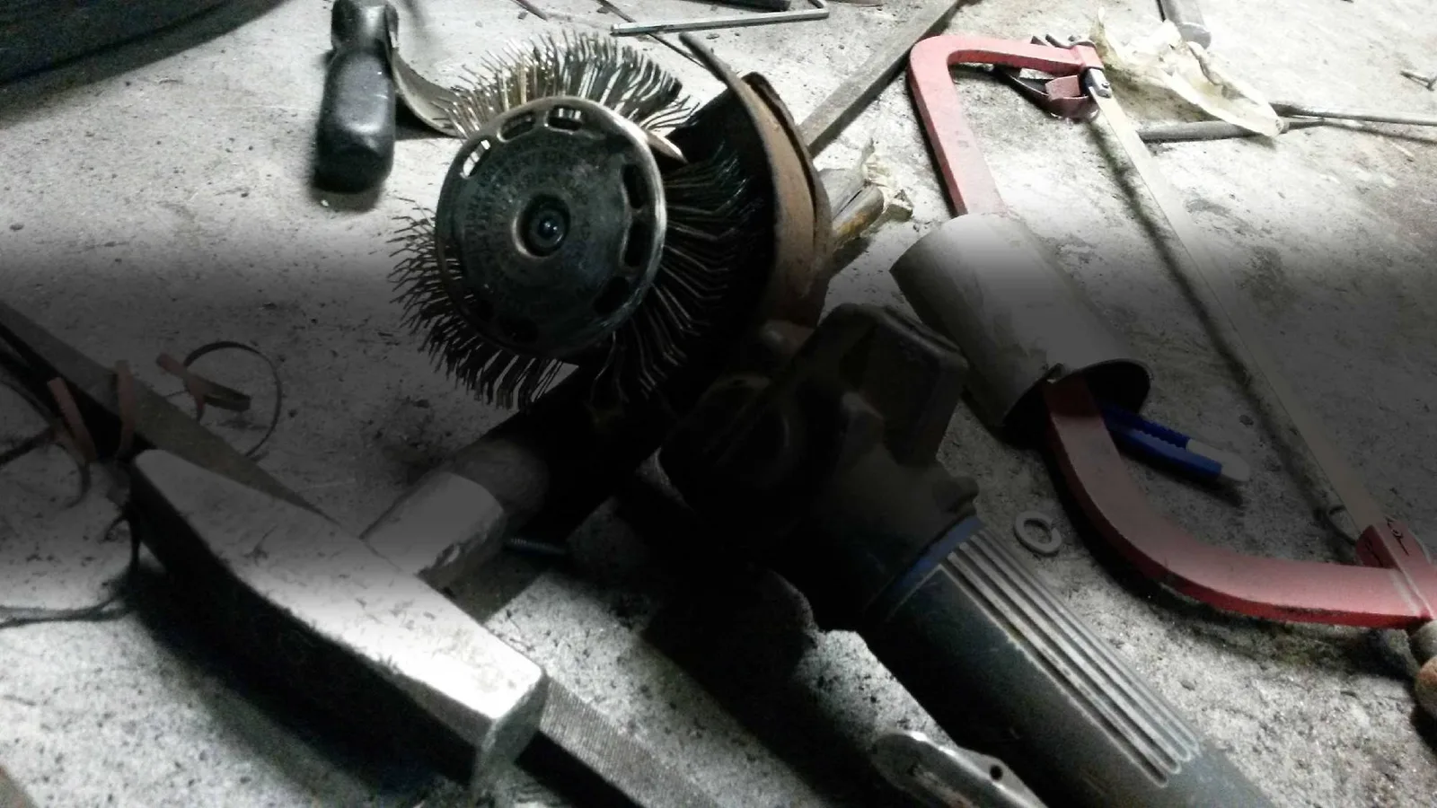 Werkbank mit Hammer, Bügelsäge und einem zerlegten Bauteil